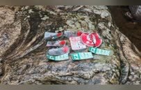 探访山西公交侧翻现场：位于急弯路段，车辆扎进山沟，现场遗留有航模、眼镜等