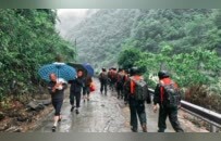 村民讲述湖北宣恩洪灾：下了一天暴雨，凌晨洪峰突至，浪高近4米，人被冲走