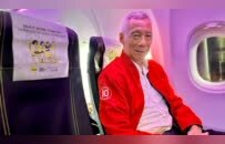 红夹克、机舱合影，李显龙晒访华第一站