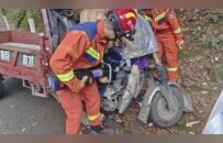 三轮车刹车失灵撞树卡住司机 景德镇消防紧急救援
