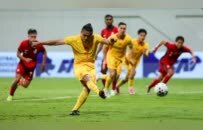 国足2比1击败新加坡，延续两队交手43年不败战绩