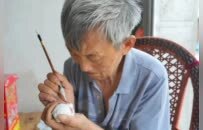 万年县耄耋老人坚守手艺30余年，稻草铁丝也能捏出鲜活戏曲人物