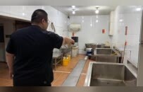鹅腿阿姨：如有处罚愿意接受，微信已无法登录，希望向学生道歉