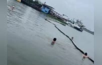 丰城多人接力救援！15岁少年沉入水中4分多钟 救起时嘴唇已发黑
