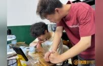 江西00后小伙用双臂绘制陶瓷“绝色”，还创办瓷画社，为残障青年“撑起”追梦路