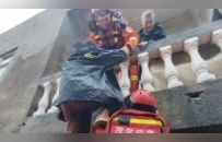水深3米、多人被困！广东救援队搭“人梯”救人