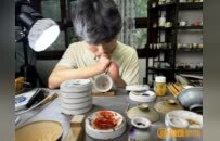 江西00后小伙用双臂绘制陶瓷“绝色”，还创办瓷画社，为残障青年“撑起”追梦路