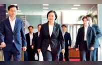 做记者，进“大厂”，当总理，她一路开挂