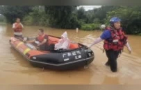 水深3米、多人被困！广东救援队搭“人梯”救人
