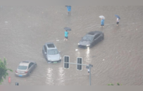 沈阳现破纪录大暴雨，街道行车如行船