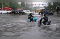 沈阳现破纪录大暴雨，街道行车如行船