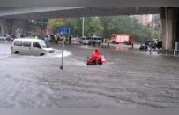 沈阳现破纪录大暴雨，街道行车如行船