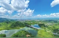 蓝天白云皆入画 梁平夏日风光好
