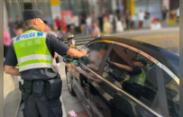 家长下车办事，2岁幼童被锁车内，吉安特巡警紧急破窗
