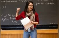 数学女神王虹极简穿搭领“数学诺贝尔”，高知风绝了！