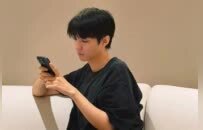 这位被“看着长大”的“族长”，是谁的内娱白月光？