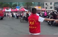 男子免费为彭水救援摩托车修车，“骑摩托车不差我一个，我就是给这群人做后方保障”