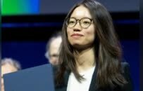 数学女神王虹极简穿搭领“数学诺贝尔”，高知风绝了！