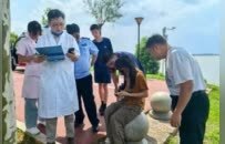 19岁少女因中暑不慎坠湖昏迷 九江民警300米湖心上演生死救援