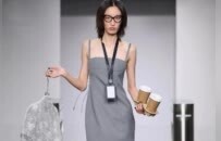 早八人含泪发问：“有没有女装设计师上过班？”
