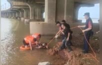 19岁少女因中暑不慎坠湖昏迷 九江民警300米湖心上演生死救援