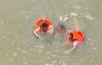 19岁少女因中暑不慎坠湖昏迷 九江民警300米湖心上演生死救援