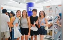 越洋过海来买瓷，怎么支付？景德镇：碰一下，搞定！