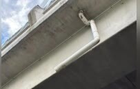 南昌洪腾高架近3米长下水管悬空晃动存隐患 居民担忧出行安全