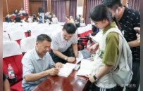 《低处飞行》何以共行，“外卖诗人”王计兵回乡聊了啥？