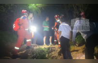 景德镇一86岁老人被困峭壁上 民警动用红外无人机黑夜搜寻