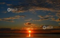 江西鄱阳：霞光映湖城（图）