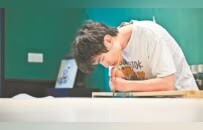 双臂夹笔绘新生！宜春有个23岁“中国大学生自强之星”
