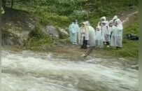 17名游客爬吉安武功山被山洪围困，他们风雨中架起了“生命通道”