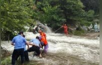 17名游客爬吉安武功山被山洪围困，他们风雨中架起了“生命通道”