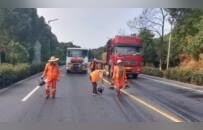 九江：公路人无惧“烤”验 守护畅安旅途（图）