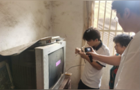 江西两大学生考取电工证后 自驾为老人免费修家电