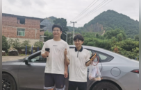 江西两大学生考取电工证后 自驾为老人免费修家电