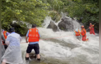 17名游客爬吉安武功山被山洪围困，他们风雨中架起了“生命通道”