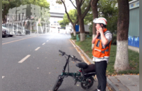 深夜出租车突然撞上花坛，司机突发疾病心跳骤停，南昌一滴滴代驾小哥现场施救