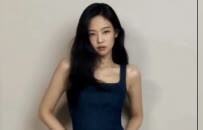 从Jennie金智妮的肤色看她的“甜酷”穿搭密码