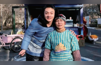 一天两场演出、被投喂到想吐，“雪饼猴”走红
