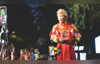 一天两场演出、被投喂到想吐，“雪饼猴”走红