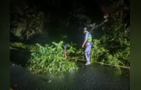 暴雨突袭多地 赣州警方连夜清障、转移群众