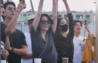 王菲母女音乐节太会穿，松弛感拉满！又带火这些品牌～