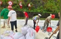事发吉水县！数百包大米倒在国道 民警辅警与热心群众来了……