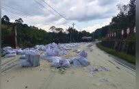 事发吉水县！数百包大米倒在国道 民警辅警与热心群众来了……
