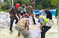 事发吉水县！数百包大米倒在国道 民警辅警与热心群众来了……