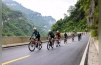 2026天门山自行车嘉年华举行 1531名骑手竞速山水间