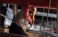 感动到哭！游客手机掉进夹层 九江市国土空间规划馆工作人员高温作业2小时取出