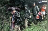 遂川洪灾救援中武警战士用腿充当“人桥” 奋力救援受灾群众